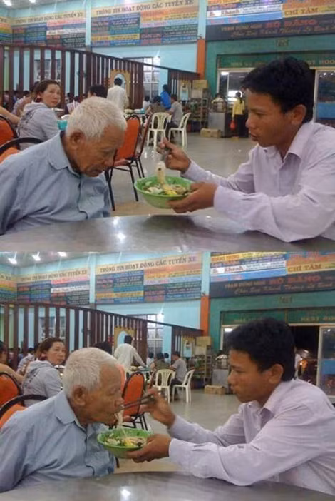 "Tình cha con". Bức ảnh ghi lại cảnh, một người con (khoảng 42 tuổi) đang gắp từng miếng bún nhẹ nhàng đưa lên miệng cho cha mình ăn, tại điểm dừng xe Bù Đăng (Bình Phước, Việt Nam). Ảnh khiến hàng nghìn người xem phải xúc động, trước tình cảm mà người cha già nhận được từ đứa con trai hiếu thảo của mình. Những hành động đơn giản của cuộc sống tưởng chừng ít ai quan tâm đến, tuy nhiên nhiều lúc những hành động nhỏ đó lại trở thành một điều gì đó vô cùng quý giá và đẹp đẽ.
