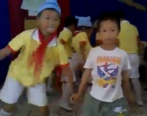 Các em học sinh nhảy rất sung