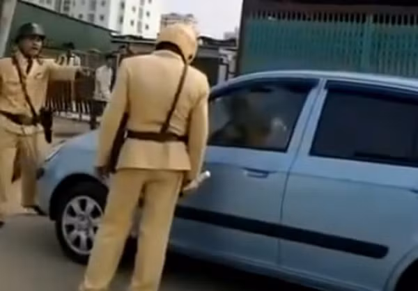 CSGT (đội mũ đen) chỉ tay và phát ngôn "mạnh" nhằm công kích để tài xế xuống xe. (Ảnh cắt từ clip).