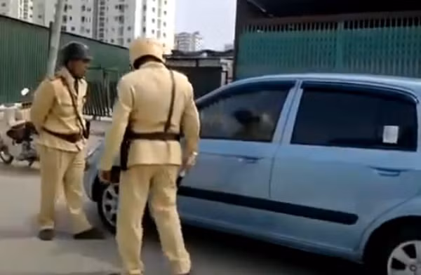 Dù CSGT gõ cửa, mời gọi tài xế vẫn ngồi lì trong xe ô tô. (Ảnh cắt từ clip).
