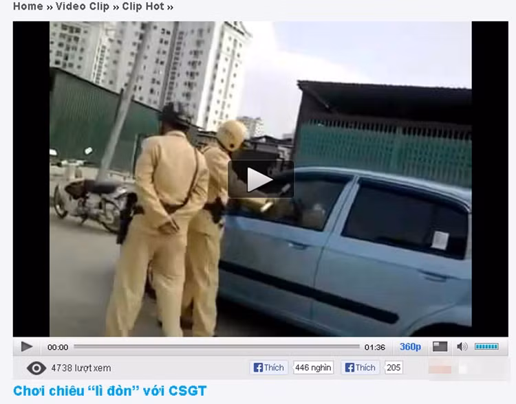 Xuất hiện với độ dài hơn 1 phút trên một trang mạng giải trí Việt, đoạn clip có tiêu đề “Chơi chiêu 'lì đòn' với CSGT”.