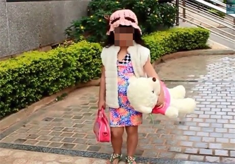 Trong các phiên bản "Anh không đòi quà" được tung lên mạng thời gian gần đây, nhân vật chính cởi đồ cũng có nhiều biến tướng hết nữ đến nam và thậm chí là cả trẻ con. 