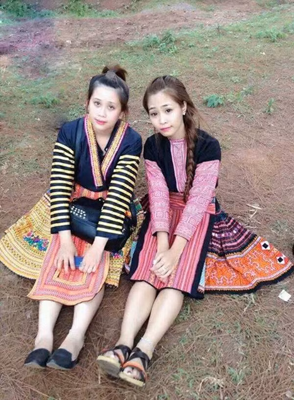 Hai thiếu nữ xinh đẹp trong trang phục người H'Mông.