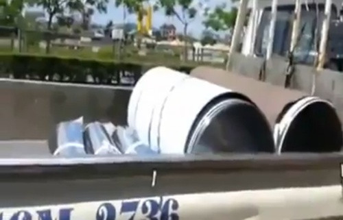 Số hàng hóa mà CSGT "nghi" chở vượt quá so với chiều cao quy định của xe. (Ảnh cắt từ clip)