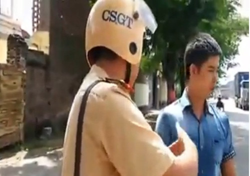 Tài xế yêu cầu CSGT chỉ rõ lỗi vi phạm mới chịu đưa giấy tờ xe ra để kiểm tra. (Ảnh cắt từ clip)