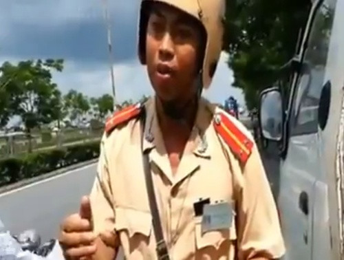 Chiến sĩ CSGT yêu cầu người tham gia giao thông dừng xe lại để kiểm tra hành chính. (Ảnh cắt từ clip)