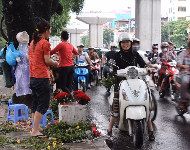 Khách dừng lại mua hoa trong khi đoạn đường có dấu hiệu ùn tắc.