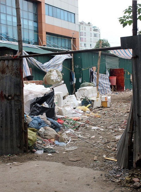 Dãy nhà dài hơn 40m, nằm sâu trong ngõ 34 Hoàng Cầu, nối giữa những tòa nhà cao tầng và trường THPT Hoàng Cầu là nơi sinh sống của khoảng 15 hộ dân làm nghề thu gom phế liệu.