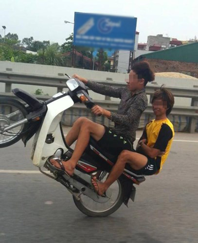 "Vô tư" vi phạm luật giao thông.