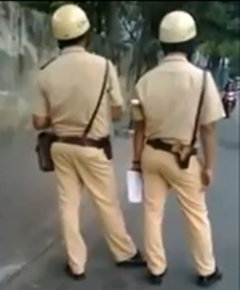 2 CSGT quay lưng, mặc kệ cho người vi phạm nói gì thì nói. (Ảnh cắt từ clip)