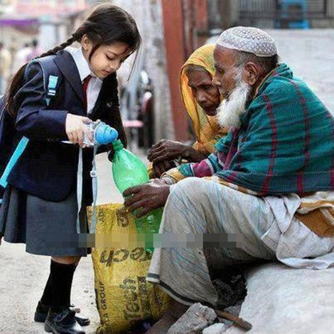 "Tuổi nhỏ, nhưng tấm lòng rộng lớn". Hành động đẹp này đã nhận gần 30.000 lượt thích, hơn 200 lượt chia sẻ từ phía cộng đồng mạng.