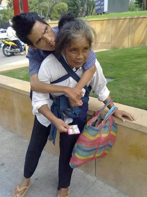 "Dấu chân mẹ dãi dầm thân cát bụi Gánh tình thương rong ruổi giữa chợ đời nuôi con..."