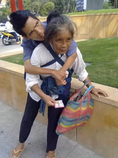 "Dấu chân mẹ dãi dầm thân cát bụi Gánh tình thương rong ruổi giữa chợ đời nuôi con..." "Dấu chân mẹ dãi dầm thân cát bụi Gánh tình thương rong ruổi giữa chợ đời nuôi con..."