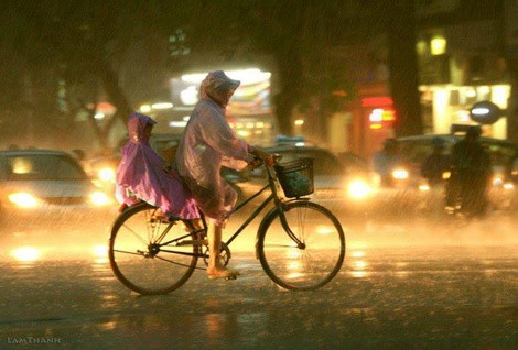 "Mẹ không có ôtô, mẹ không có xe máy, nhưng được nấp sau lưng mẹ là hạnh phúc nhất đời con"