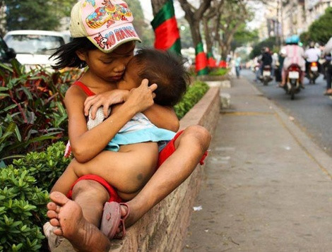 "Thương hai em bé mồ côi Áo không đủ ấm...lặng ngồi co ro Thương em chị vẫn chở che Em ơi ngoan nhé...chị cho ân tình. Tôi nhìn chỉ biết lặng thinh Cầu mong hạnh phúc...yên bình cho em". Bức ảnh đã nhận được hơn 40.000 lượt like, gần 600 lượt chia sẻ, cùng với những bình luận bày tỏ sự cảm thông, đau xót cho số phận của hai em nhỏ. Không biết rồi mai này đây dòng đời sẽ xô đẩy hai em đi về đâu...?