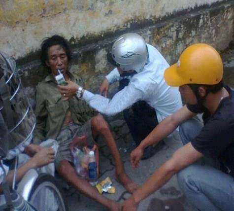 Trong ảnh là những người dân Nam Định đang ân cần chăm sóc một người đàn ông nhặt ve chai bị ngất dọc đường. Giữa cái nắng oi bức, vì đói vì mệt người đàn ông này đã lả đi, nhưng nhờ có bàn tay giúp đỡ của những người qua đường nên đã tỉnh lại. Hành động đẹp ấy thực sự làm xúc động lòng người.