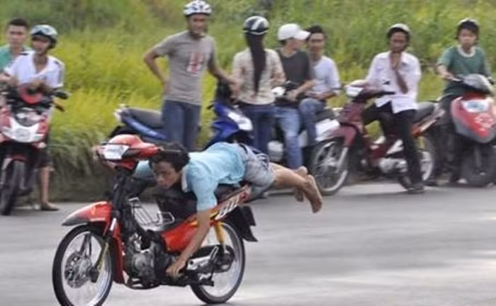 Liều lĩnh lái xe bằng bụng.