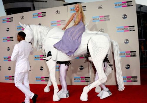 Người đẹp và bạch mã.