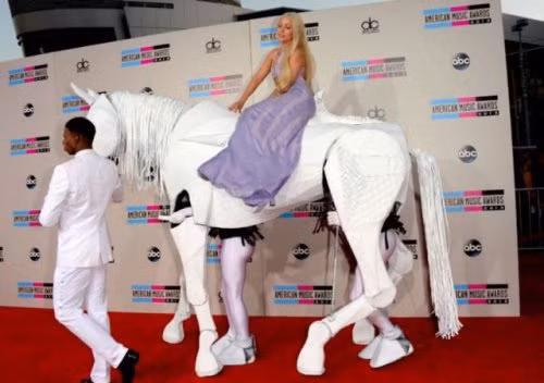 Người đẹp và bạch mã.