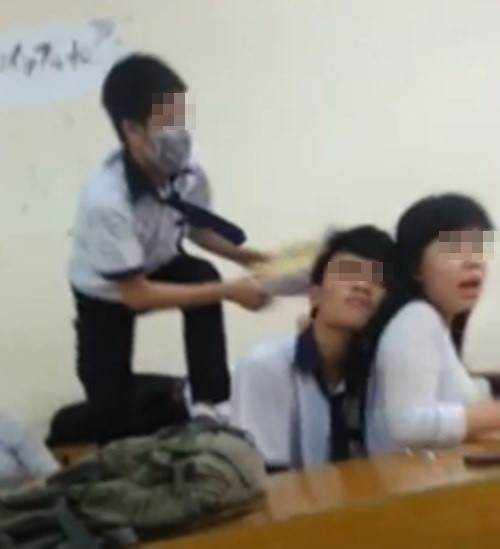 Nam sinh đang quấn quýt bạn nữ thì bị cậu bạn cùng lớp "chơi xỏ".