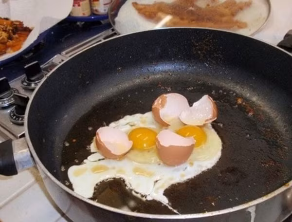 Trứng rán cả vỏ. Không biết thưởng thức món này mùi vị sẽ như thế nào đây?