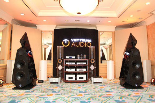 Hệ thống phối ghép giữa đôi loa Avalon Tesseract, ampli Goldmund, nguồn âm Metronome, bộ ổn định điện Isotek và dây dẫn Zensati Cable.