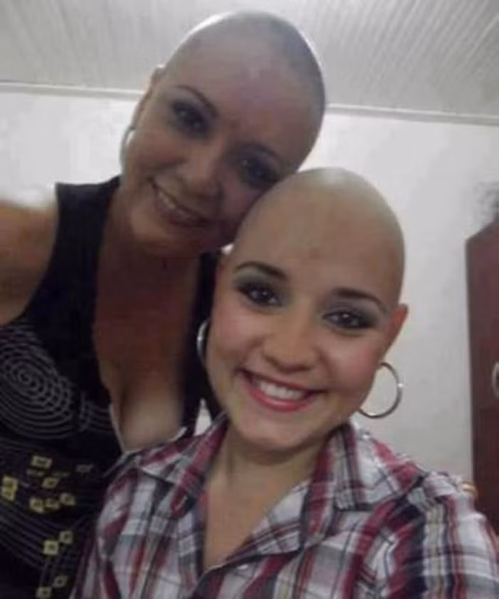 "Một người mẹ trẻ đã cạo trọc đầu của mình, để động viên đứa con đang điều trị căn bệnh ung thư...". Bức ảnh đang được chia sẻ rộng rãi trong cộng đồng mạng thế giới, kèm theo nhiều bình luận bày tỏ sự cảm động trước tình mẫu tử thiêng liêng. 