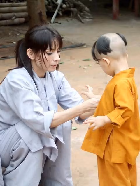 Ảnh được đăng tải kèm theo chú thích: "Phi Nhung không giàu có, không nhiều tiền bạc như các nghệ sĩ khác, vì tiền kiếm được Phi Nhung đã dành để nuôi 54 em nhỏ mồ côi. Cũng bởi thế mà cô không có nhẫn kim cương, xe bạc tủ và nhà hàng triệu đô. Chỉ đơn giản là Phi Nhung với hàng tỷ lòng tốt mà nhiều nghệ sĩ khác chưa bao giờ có". Trong ảnh là ca sĩ hải ngoại Phi Nhung đang nhẹ nhàng cài từng khuy áo cho đứa con nuôi của mình. Bức ảnh khiến hơn 60.000 người trên cộng đồng mạng phải cảm động trước tấm lòng nhân ái của Phi Nhung. Không chỉ vậy cư dân mạng còn bày tỏ sự khâm phục tới ca sĩ Phi Nhung và hi vọng cô luôn sống vui vẻ, có một sức khỏe thật tốt để chăm sóc cho những đứa con thân yêu của mình. 