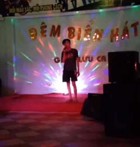 Phong cách giản dị, nhưng giọng hát độc đáo, chính bởi vậy anh chàng này đang gây "sốt" cộng đồng mạng