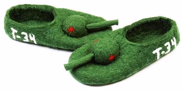 "Mẫu dép được thiết kế dành cho những ai yêu thích xe tăng".