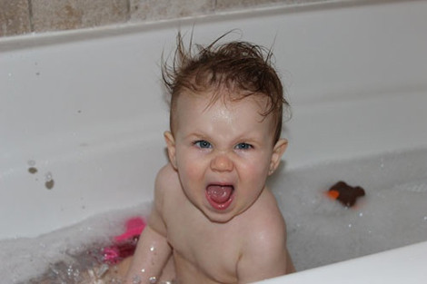 "Đang đi tắm mà sao cứ nhìn mãi vậy?"