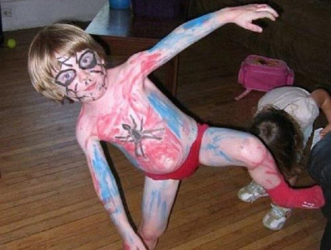 Người nhện sexy với "áo da"