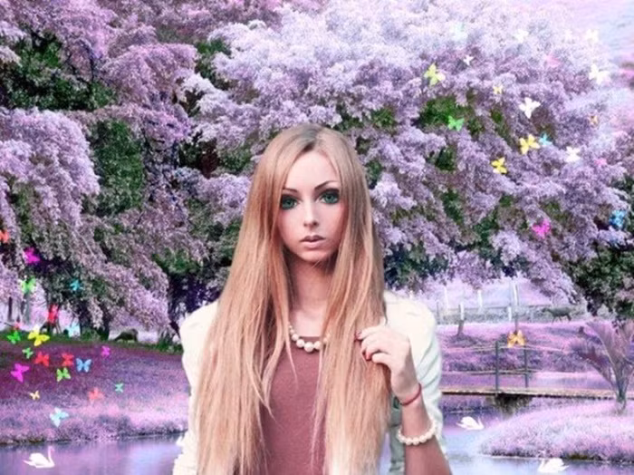  Đương nhiên là Alina đã lên tiếng phủ nhận những điều cáo buộc trên nhưng cũng nhẹ nhàng tiết lộ rằng cô đã nhờ đến kỹ thuật trang điểm để biến mình thành một nàng búp bê Barbie gây sốt, theo Oddity Central.