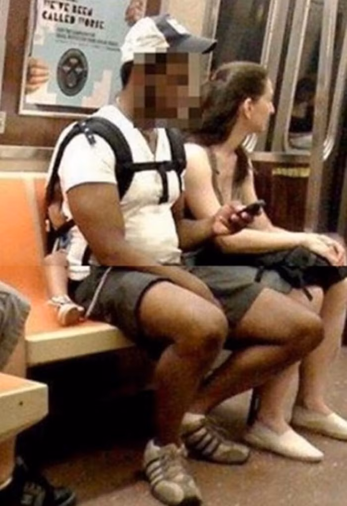 Khi bé đi cùng bố.