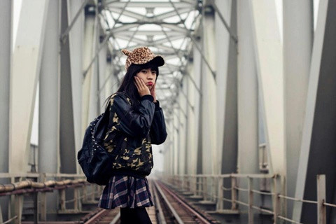 "Linh Bông" luôn cá tính trong bộ đồ tối màu