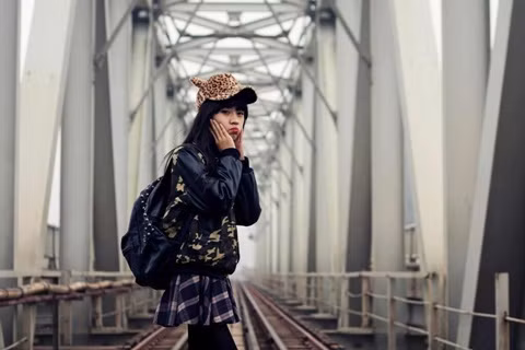 "Linh Bông" luôn cá tính trong bộ đồ tối màu