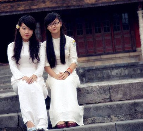 Hai nữ sinh Huế duyên dáng trong tà áo dài