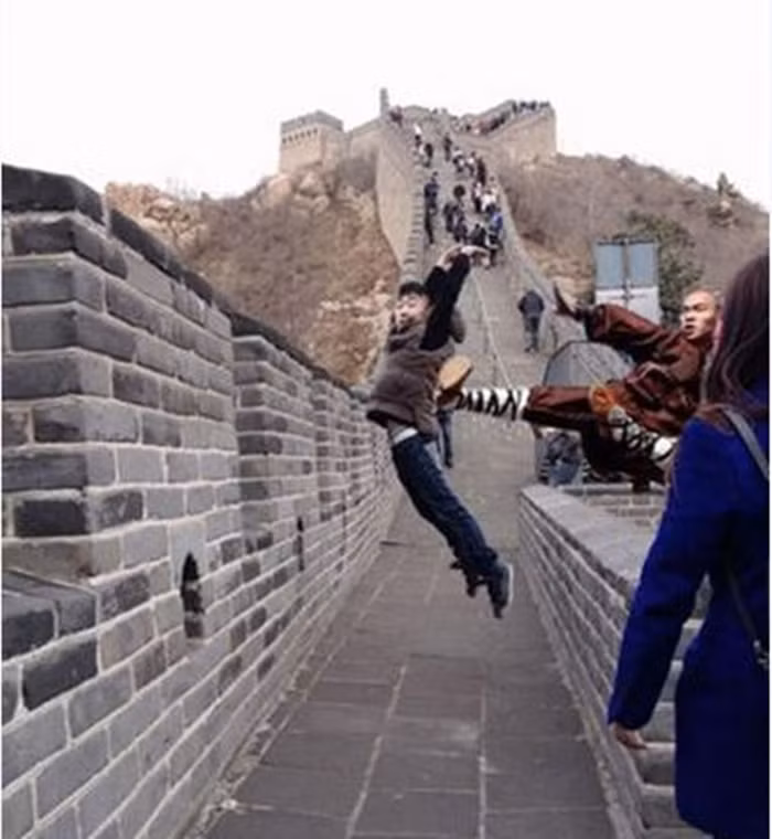 Nhờ Photoshop anh chàng này đã được đến Vạn Lý Trường Thành và làm "diễn viên". 