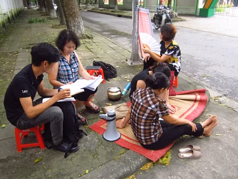 Bà Ngô Thị Anh Thư đang cung cấp thông tin cho PV.