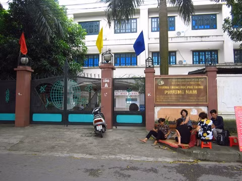 Một số cá nhân vẫn "mai phục" trước cổng Trường THPT Dân lập Phương Nam để "đòi nợ" bà Trương Thị Hải Yến.