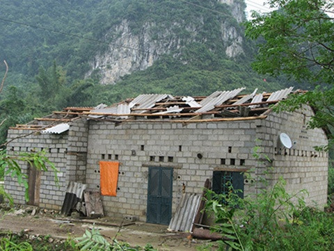 Một ngôi nhà bị lốc xoáy làm tốc mái ở huyện Trùng Khánh, Cao Bằng. (Ảnh: Vĩnh Gia)