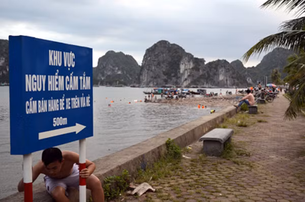 Cấm... nhưng nhiều người vẫn "vô tư" tắm.