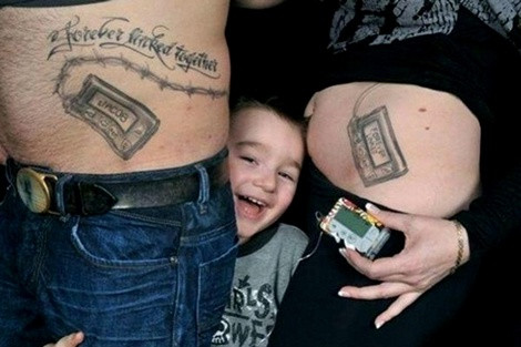 Cặp vợ chồng này đã xăm máy bơm insulin vào bụng để con trai bị bệnh tiểu đường của họ không cảm thấy "khác biệt"