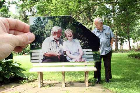 Người đàn ông nhớ lại quãng thời gian hạnh phúc bên vợ mình trên băng ghế