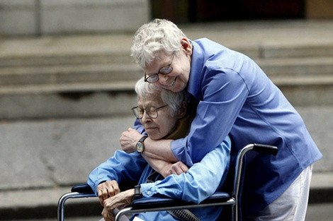 Niềm vui của cặp đôi Phyllis Siegel (76 tuổi) và Connie Kopelov (84 tuổi) sau khi trở thành cặp đồng tính đầu tiên kết hôn tại New York