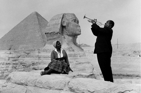 Louis Armstrong - một nghệ sĩ chơi kèn nổi tiếng ở Mỹ thổi một bản nhạc hay tặng vợ tại Giza, Ai Cập năm 1961