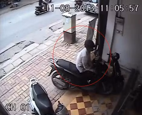 Tên trộm nhanh tay sử dụng đồ nghề để bẻ khóa chiếc xe máy SH. (Ảnh cắt từ clip)