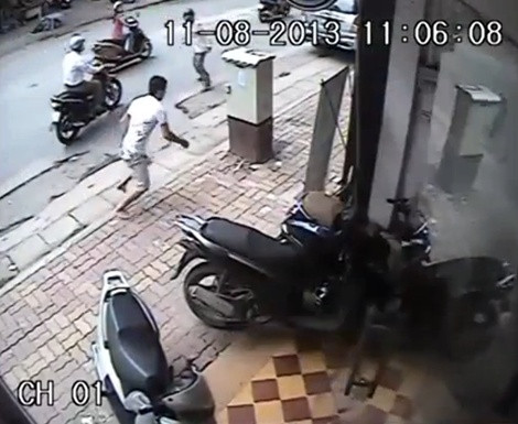 Tên trộm bị chủ nhân của chiếc xe máy phát hiện. (Ảnh cắt từ clip)