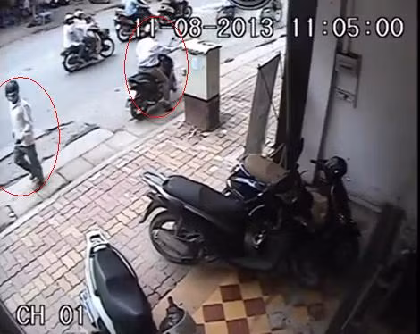 Nhắm được "con mồi", một tên trộm đi quanh 1 vòng để thám thính tình hình, tên còn lại quay đầu xe đợi đồng bọn. (Ảnh cắt từ clip)