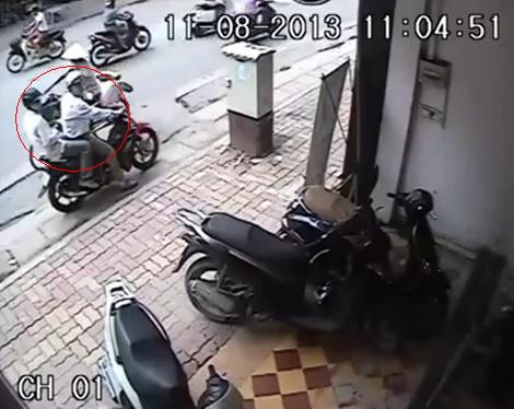 Hai tên trộm xuất hiện với chiếc mũ bảo hiểm trên đầu và khẩu trang bịt kín mặt(Khoanh đỏ). (Ảnh cắt từ clip)